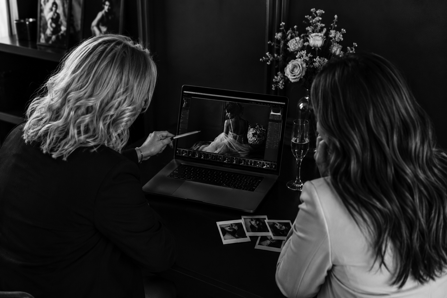 Persoonlijke fotoreveal met fotograaf en klant in de boudoirstudio in Utrecht