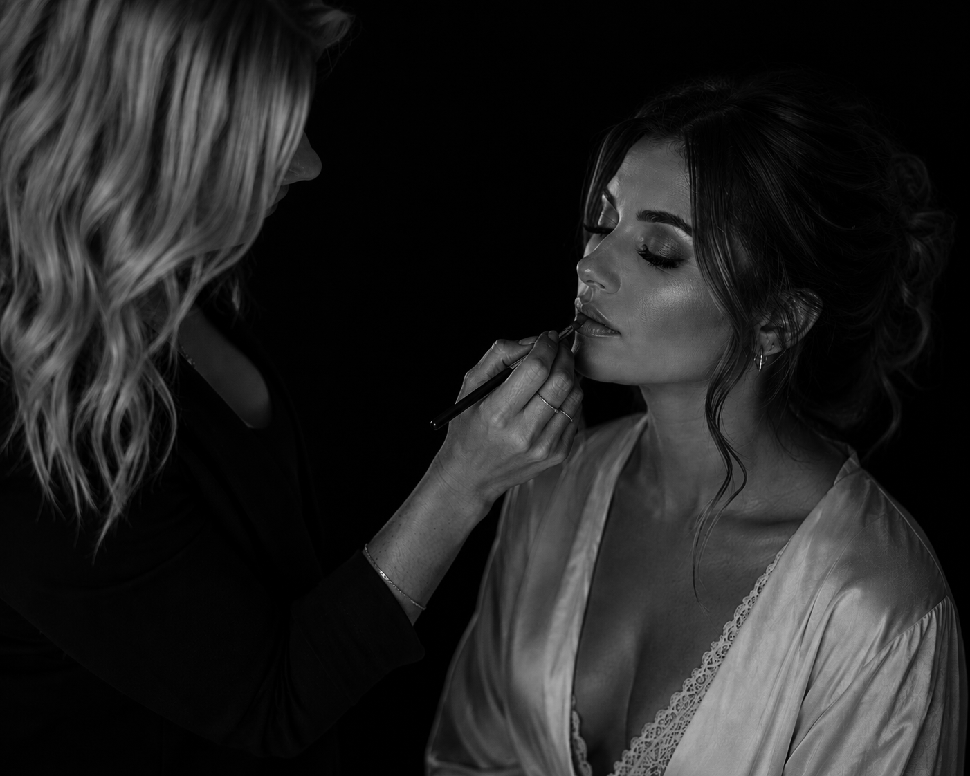 Professionele haarstyling en visagie tijdens een bridal boudoir ervaring in Utrecht