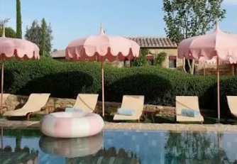 Kleine roze parasol als detail bij Italiaanse bruiloft styling