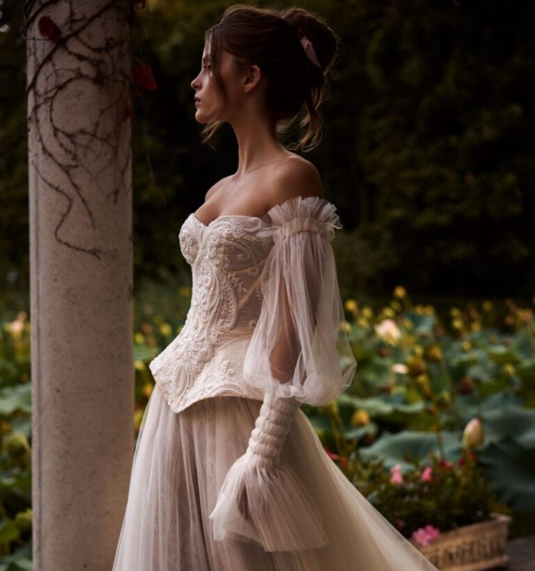 Bruiloft trends in bruidsmode met vintage kant en corsetdetails